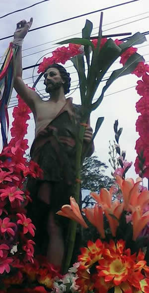 Imagen de San Juan Bautista que se venera actualmente en la Parroquia de Masatepe, con una planta de maíz en la mano izquierda.