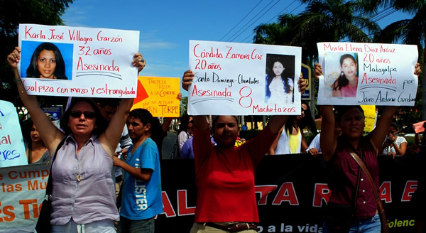 Activistas feministas en protesta contra los feminicidios. (Tomada de: www.ngenespanol.com/articulos/735923/amor-fatal/)