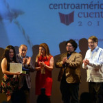 La joven escritora panameña Berly Denisse Núñez recibe el Premio Centroamericano de Cuento Carátula, durante el Acto de Inauguración de Centroamérica Cuenta 2016.