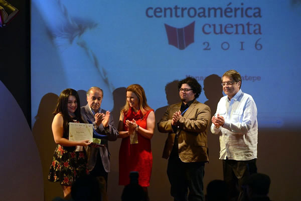 La joven escritora panameña Berly Denisse Núñez recibe el Premio Centroamericano de Cuento Carátula, durante el Acto de Inauguración de Centroamérica Cuenta 2016.