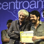 El escritor francés Patrick Denville hizo entrega del Premio Centroamericano Carátula de Cuento Breve a José Adiak Montoya, escritor nicaragüense, quien concursó con su obra literaria El custodio.