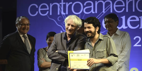 El escritor francés Patrick Denville hizo entrega del Premio Centroamericano Carátula de Cuento Breve a José Adiak Montoya, escritor nicaragüense, quien concursó con su obra literaria El custodio.