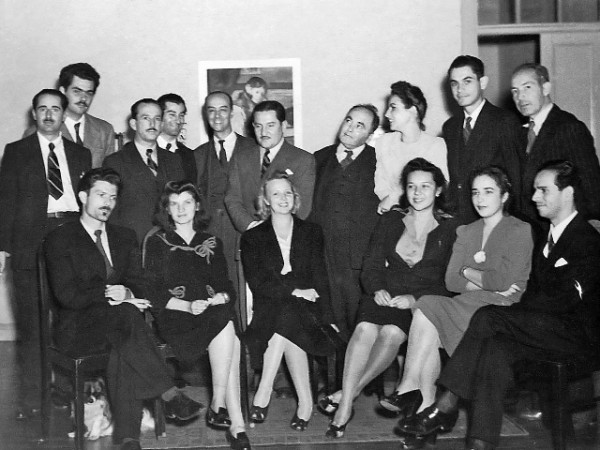 Grupo de amigos, entre otros destacan entre ellos sobresalen el maestro Joaquín García Monge, Joaquín Gutiérrez y la gran Eunice Odio, además de Yolanda.