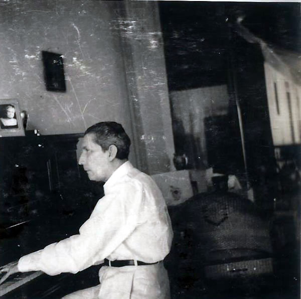 Carlos Tünnermann López tocando el piano en la sala de su casa de habitación, que funcionaba como peña cultural y su escuela particular de música. (Álbum familiar de C.T.B).