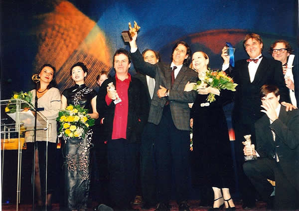 Recibiendo el Oso de Plata por su filme Cinema Alcázar en la Berlinale de Alemania en 1998. (Foto oficial de la Berlinale. Archivo de Camila Films).