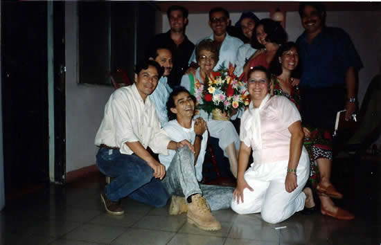 Rodeada de amigos en casa de la actriz Evelyn Martínez. (Archivo de Evelyn Martínez).