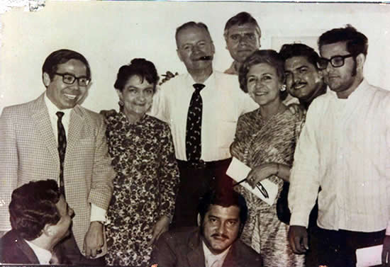 Con actores en sus dorados tiempos en Radio Mundial. (Archivo de Hugo Hernández Oviedo