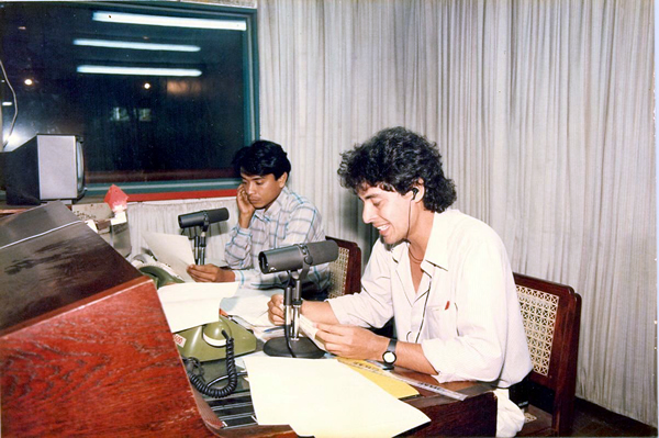 Omar García en Radio Ya leyendo noticias internacionales con el periodista Luis Alemán. (Archivo de Omar García M).