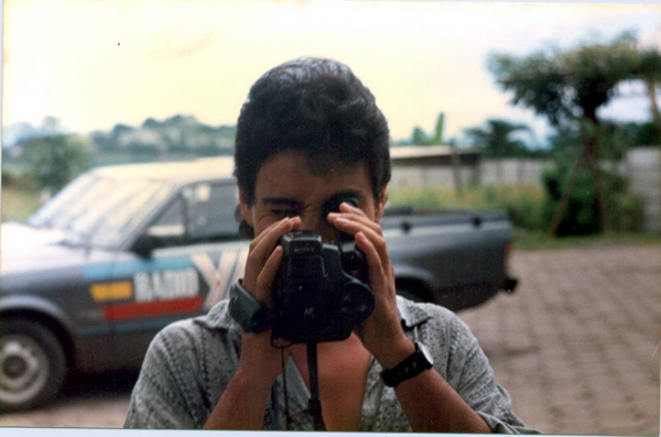 Filmando un documental en la Universidad Centroamericana, 1992. (Archivo de Omar García M).
