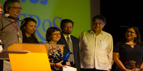 Al centro, Andrea Morales, recibiendo el Premio Centroamericano de Cuento Carátula 2017