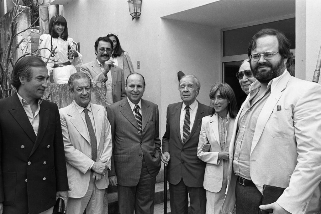 De izquierda a derecha: Tomás Eloy Martínez, Juan Liscano, Ernesto Mayz Vallenilla, Jorge Luis Borges, María Kodama, Arturo Uslar Pietri y Ben Amí Fihman en una visita de Borges a Caracas en 1982.