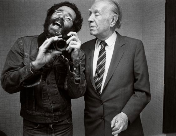 Vasco Szinetar junto a Jorge Luis Borges. De la serie: Frente al espejo, 1982.