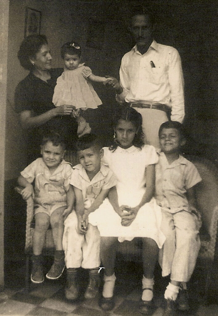 Familia Ramírez. De pie Luisa, Marcia y Pedro; sentados, Rogelio, Lisandro, Luisita y Sergio. Masatepe 1950.