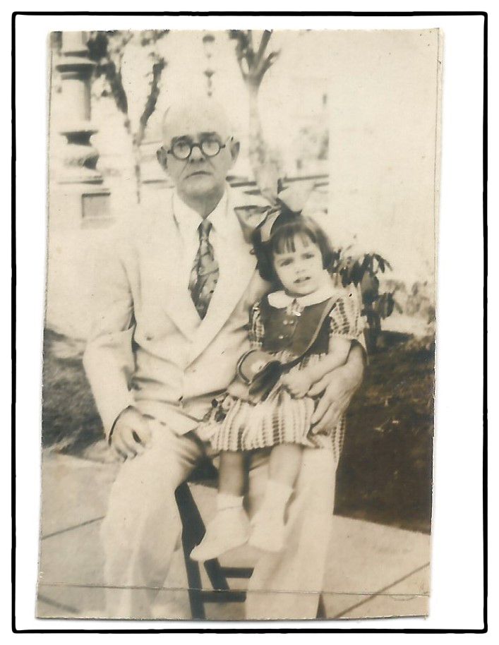 La autora con su abuelo Arturo, Plaza de la Fraternidad, La Habana 1948.