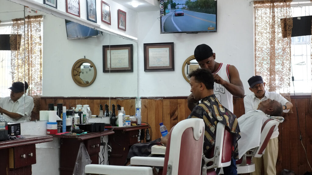 Interior de una barbería en República Dominicana | Fotografía por Maurice Sánchez