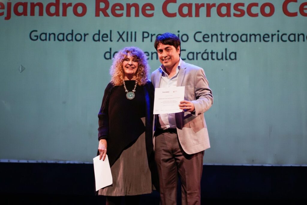 Gioconda Belli y Alejandro Carrasco durante el acto de premiación.